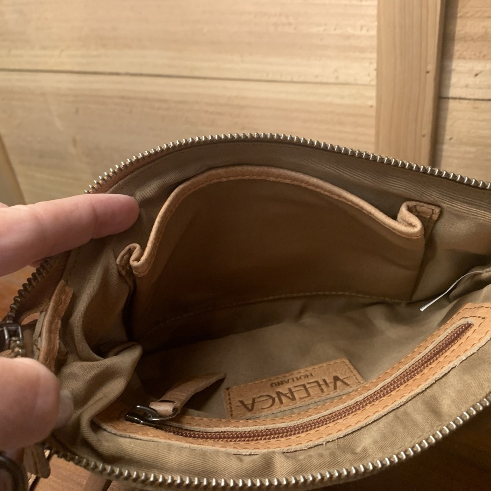 VILENCA Holland Crossbody Purse Bag Beige Leather Interior Exterior Pockets EUC - Picture 6 of 6